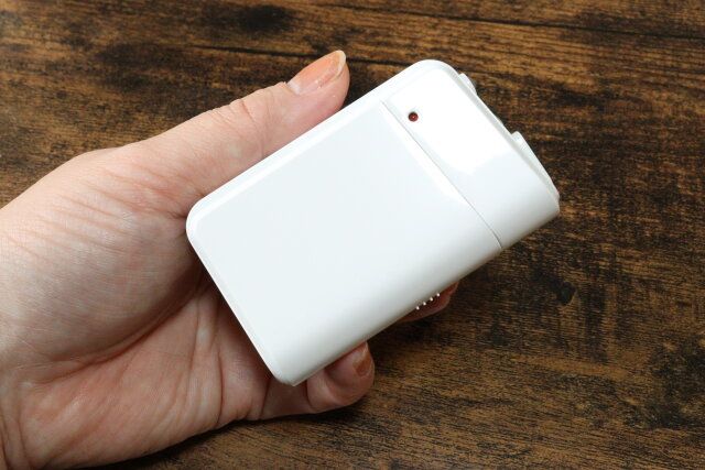 ダイソーの乾電池式緊急充電器は軽量でコンパクトで持ち運びに便利