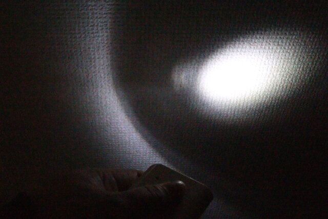 ダイソーの乾電池式緊急充電器はライトモード搭載