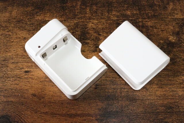 ダイソーの乾電池式緊急充電器の電池カバーはスライド式