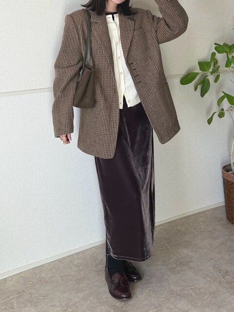 GUベロアナローマキシスカートとジャケットの通勤コーデ