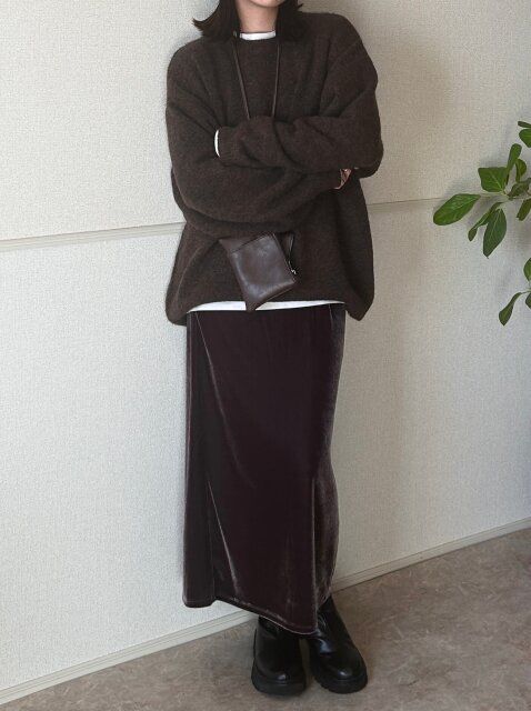 GUベロアナローマキシスカートとオーバーニットのブラウンコーデ