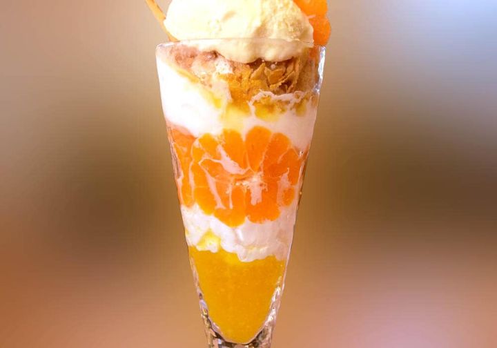 早生みかんはパフェのトップだけでなく、中央部分にもたっぷり入っています。