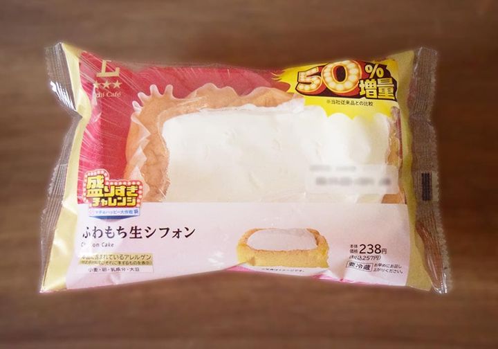 クリームがたっぷりと盛られ、シフォン生地自体も大きめ