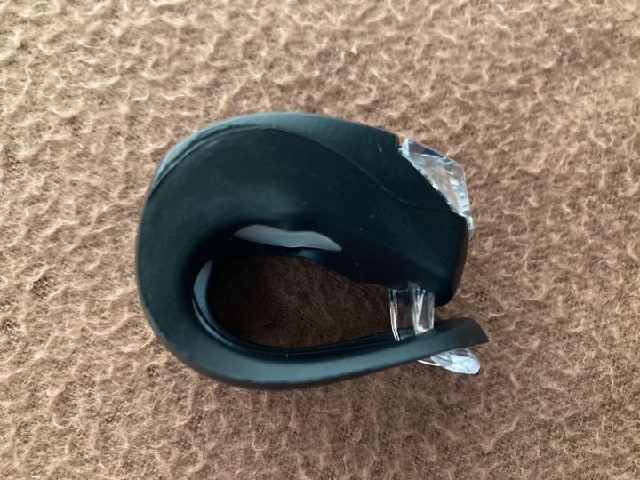 補助用として使おう！100均の自転車ライト｜電池のセットも簡単！シリコンタイプを紹介