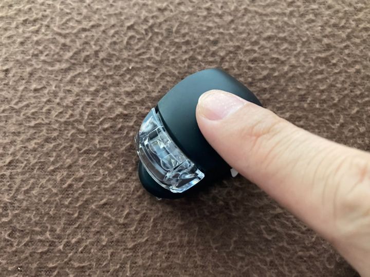補助用として使おう！100均の自転車ライト｜電池のセットも簡単！シリコンタイプを紹介