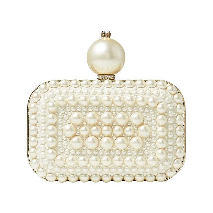 パールがあしらわれたクラッチバッグ 本体 H10cm ￥273,900／JIMMY CHOO