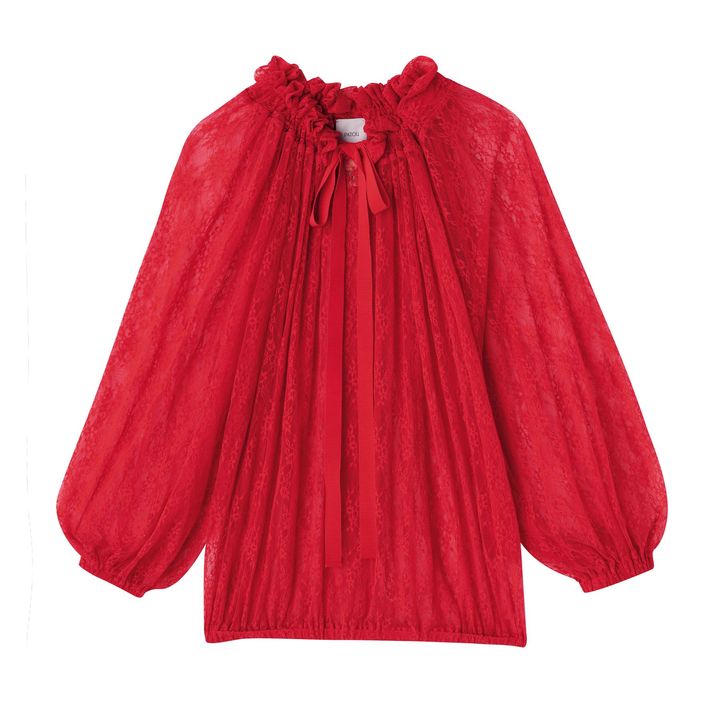 深紅がコーディネートのアクセントに。レースブラウス ￥97,900／PATOU