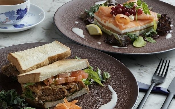 「アトランティックサーモンサンドイッチ」(奥)や牛肉を使った「照り焼きサンドイッチ」(手前)もある
