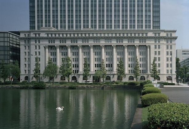 皇居お堀側から見た明治生命館