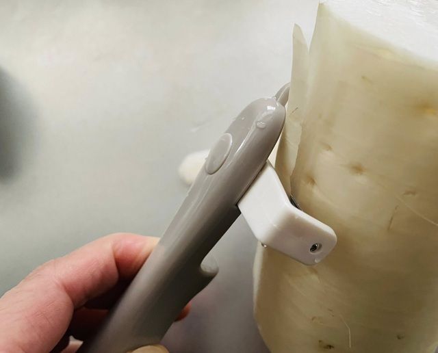 ダイソーの「回転ピーラー」 横 スライス・皮むきに