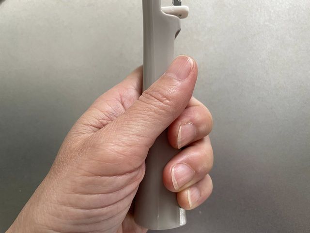 ダイソーの「回転ピーラー」握りやすいグリップ