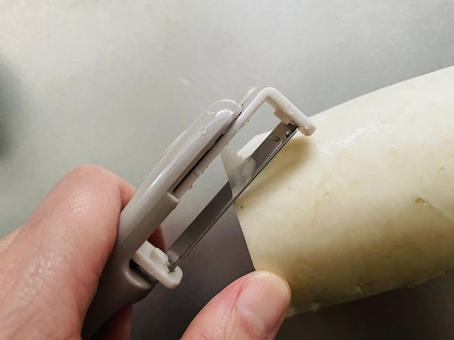ダイソーの「回転ピーラー」縦 縦にすると、ささがき・皮むきに