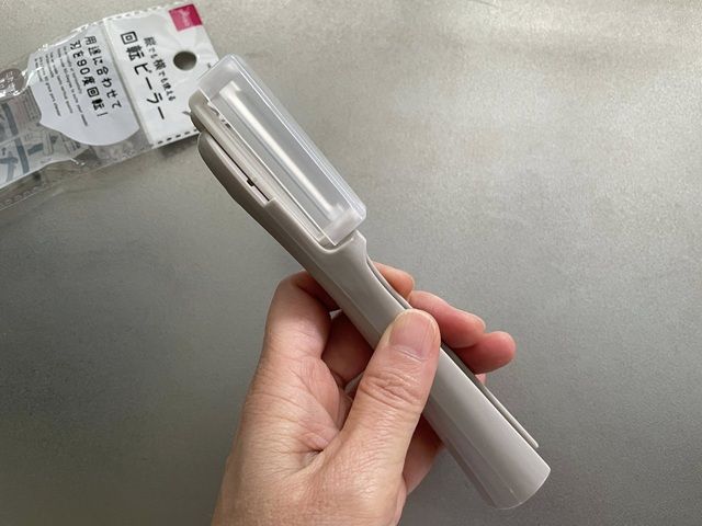 ダイソーの「回転ピーラー」90度回転する
