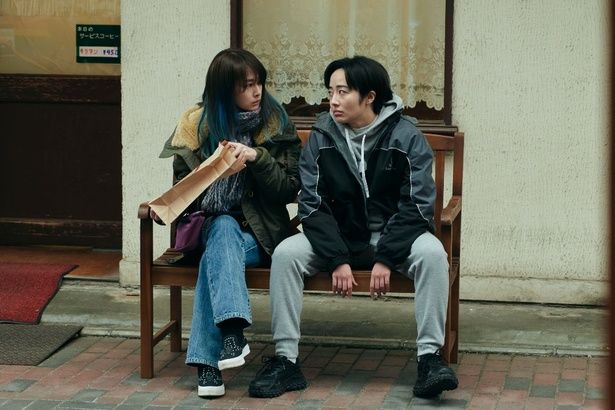 【写真を見る】ドラッグの売人を始めた夏希の前に、ボディガードを買って出る女性、多摩恵が現れる [c]2025「ナイトフラワー」製作委員会