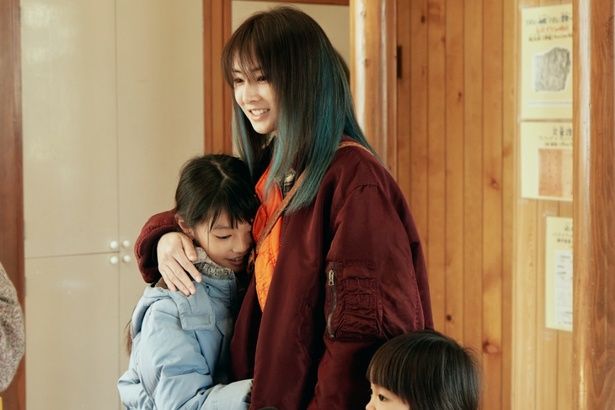 子ども2人を抱え、明日食べるものにさえ困る生活を送る夏希 [c]2025「ナイトフラワー」製作委員会