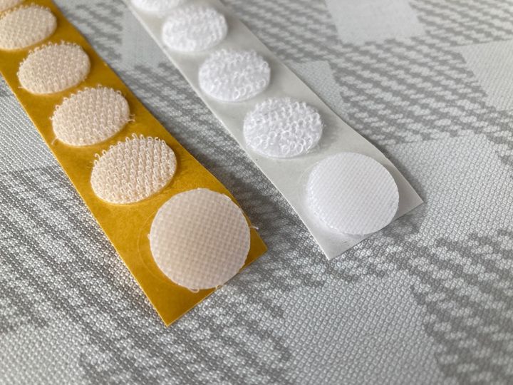 マジックテープは100均で買える？どこにある？｜両面テープで使いやすい！強力タイプや丸型も紹介