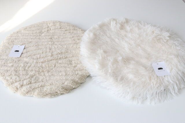 セリアのジャガードボア シートクッション ラウンドと長毛ボアシートクッションのパッケージ