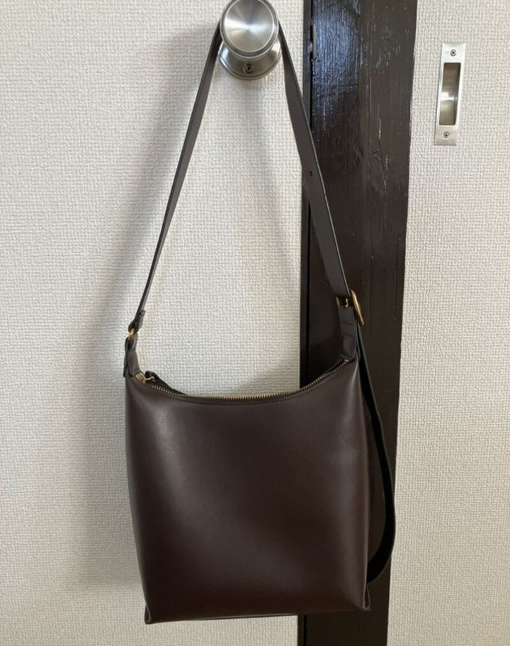 ユニクロの「レザータッチスクエアショルダーバッグ」