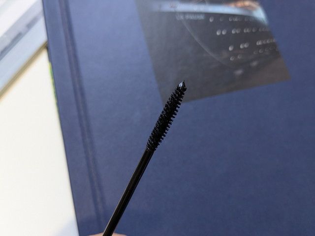 セザンヌ ロングブーストマスカラの細ストレートブラシ先端アップ