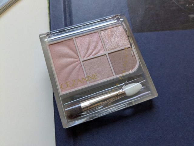 セザンヌ フェイスアイパレット03 ノーブルベージュのパレットアップ