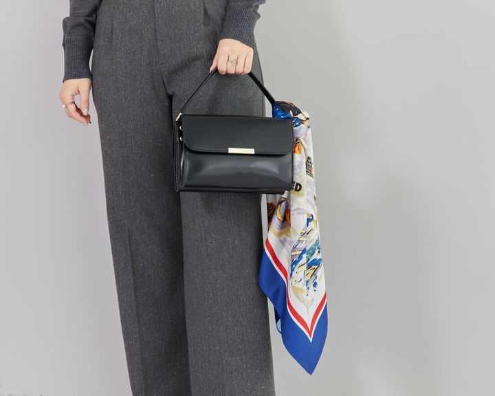 画像: 揺れるスカーフで装いにリズムをつけて