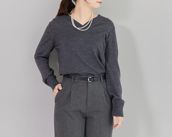 画像: 首元を美しく見せるVネック