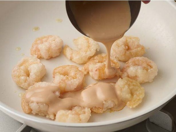 ソースをかける (C)みき／KADOKAWA