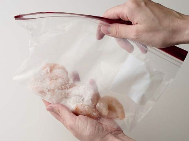 片栗粉をまぶす (C)みき／KADOKAWA