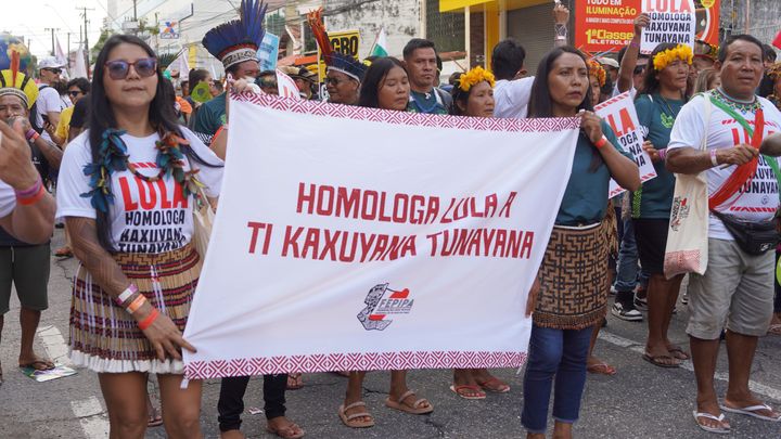 COP30期間中のベレンで開催された気候マーチにて、訴えを行う先住民族のコミュニティ。