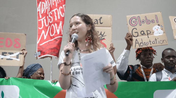 COP30会場内にて、適応資金の拡充を求めるアクション。