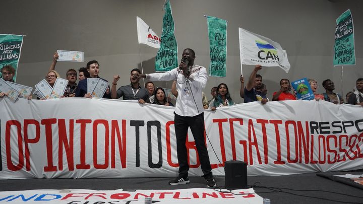 COP30会場内でアクションを行う団体の様子。