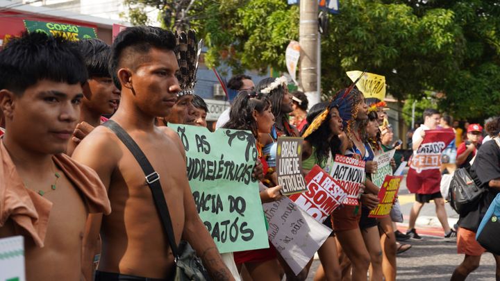 COP30期間中のベレンで開催された気候マーチにて、訴えを行う先住民族のコミュニティ。