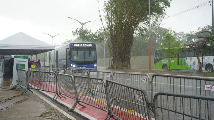 スコールに見舞われるベレンの様子。