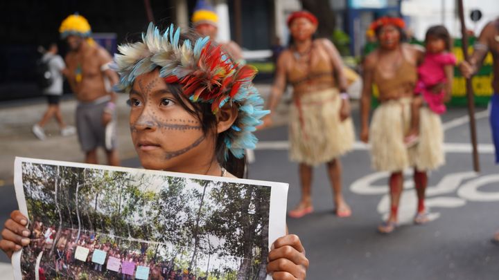 COP30期間中のベレンで開催された気候マーチにて、訴えを行う先住民族のコミュニティ。