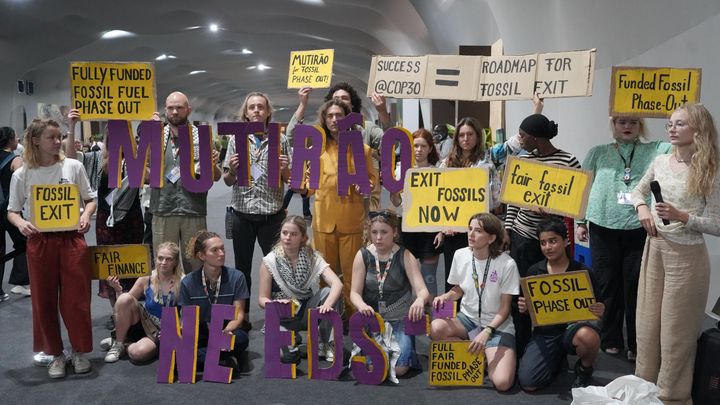 COP30会場内で「化石燃料の段階的廃止」を求めるアクションを行うユース団体の姿。