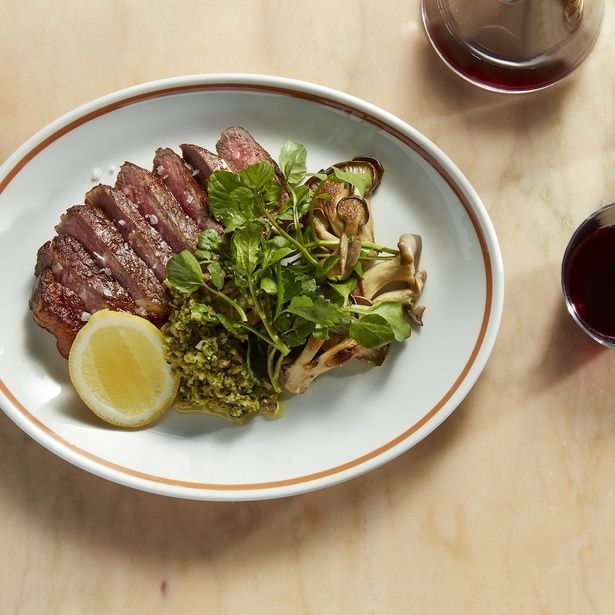 アンガス牛ランプステーキ - グリーンオリーブタプナード、大黒しめじのグリル、レモン (c)Petrina Tinslay