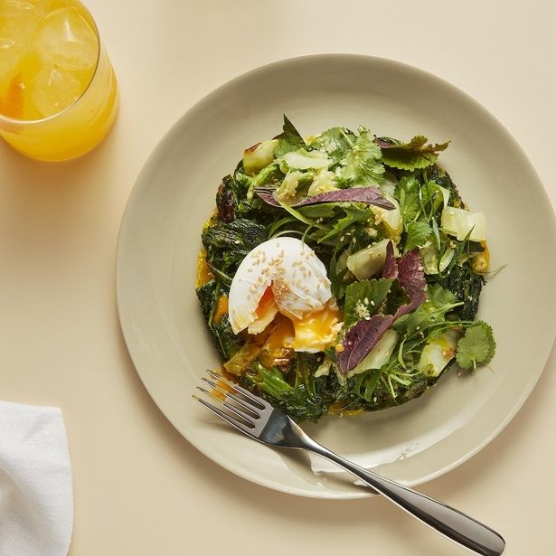 【写真】春菊とグリーンキムチパンケーキ - ポーチドエッグ、コリアンダー、ジンジャードレッシング (c)Petrina Tinslay