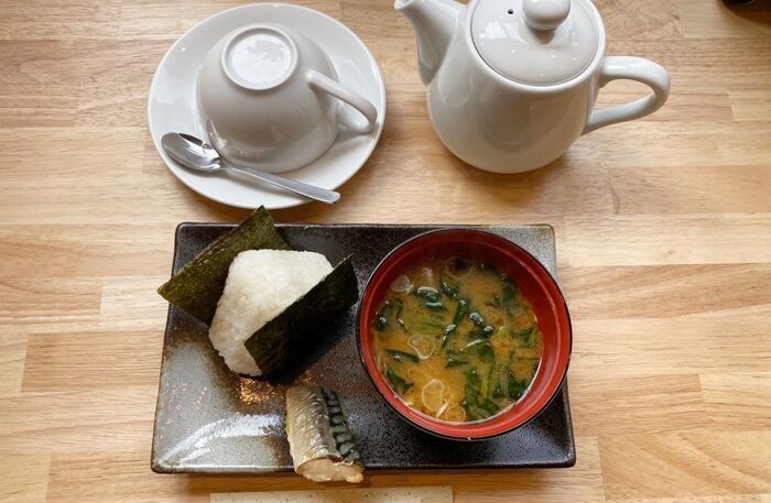 おかげ庵のモーニング「おにぎりセット」の写真