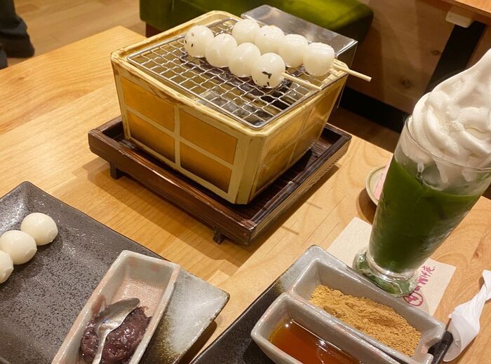 おかげ庵名物、自分で焼き上げるおだんご