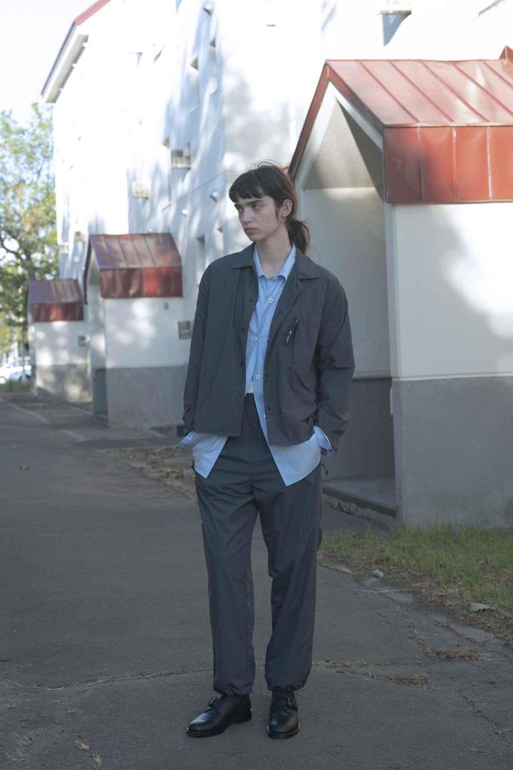 画像: リサイクルナイロンライトポプリンシャツ¥33,000（税込）、リサイクルナイロンコンパクトリップストップトラウザーズ￥30,800（税込）