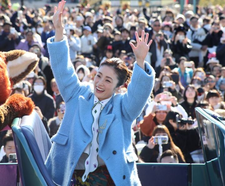 女優の上戸彩さん（40）が5日、東京ディズニーランド（TDL、千葉県浦安市）でオープンカーに乗ってサプライズ登場し、Xではトレンド入りするほどの話題となりました。