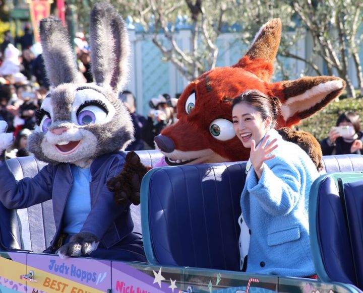 オープンカーに乗り、来園者に手を振る上戸彩さん＝５日、浦安市の東京ディズニーランド（松崎翼撮影）