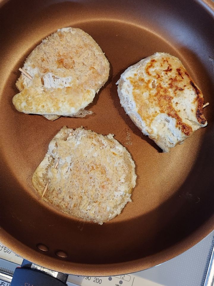 油揚げに卵をいれて焼きます