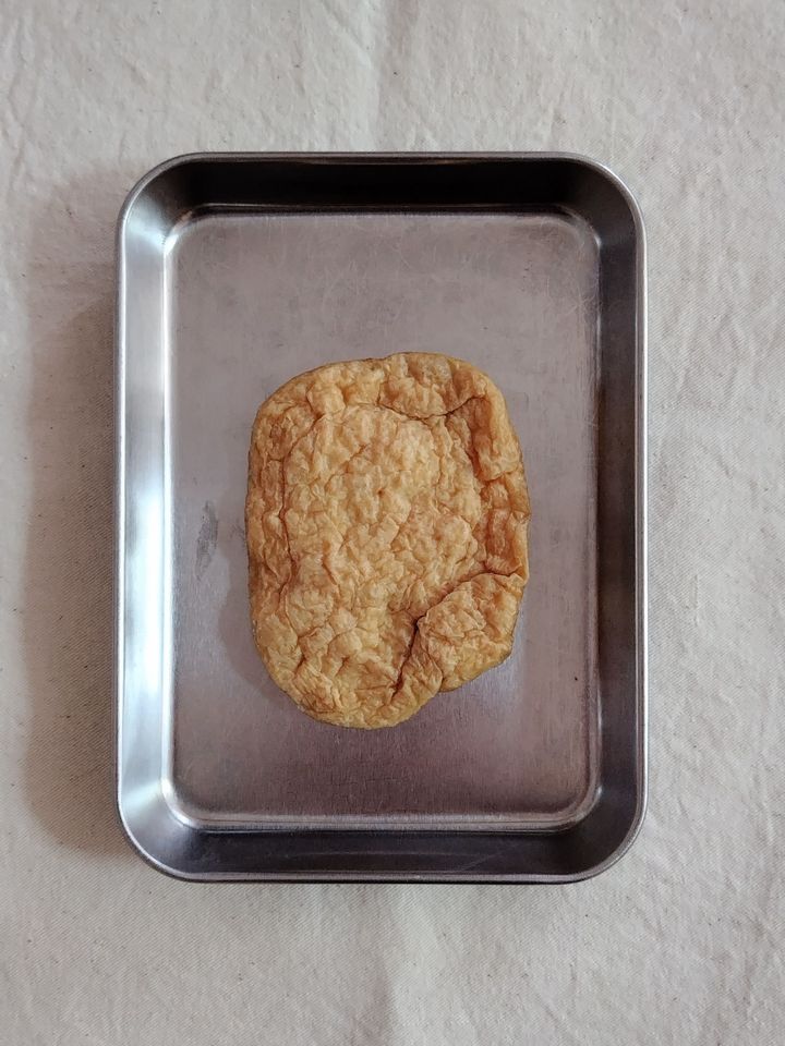 油揚げの油抜きをします