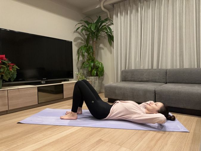 仰向けになり、両手を頭の後ろへ。