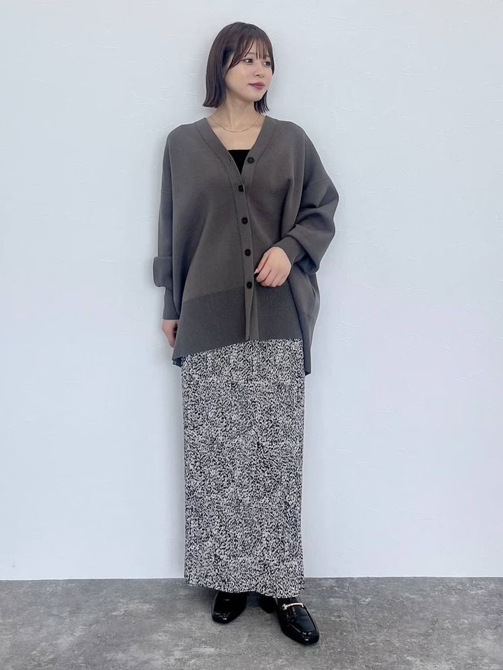 Vネックのシャープさで顔まわりをすっきり