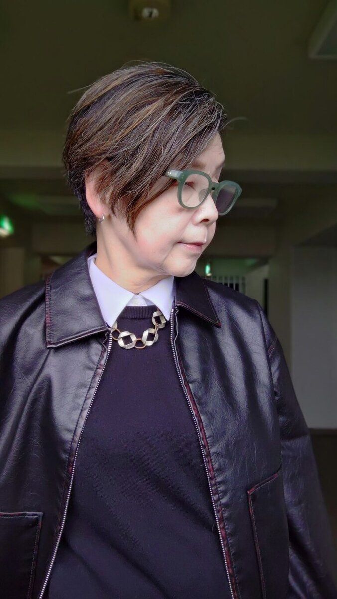 礒部さんのショートジャケットコーデ①の胸元