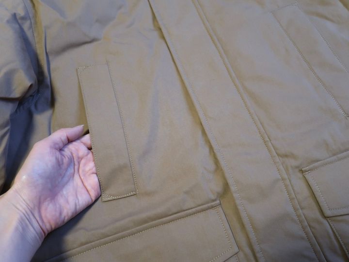 フロント上部の差し込み式ポケット