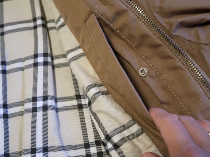 内側にはスマホも入るほどの大きめポケットも！ 