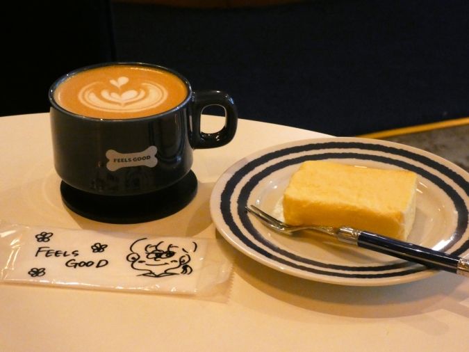 FEELS GOOD STORE（フィールズグッドストア） カフェラテとチーズケーキ イートイン